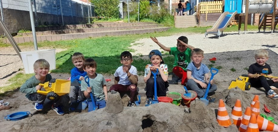 Kinder spielen im Sandkasten